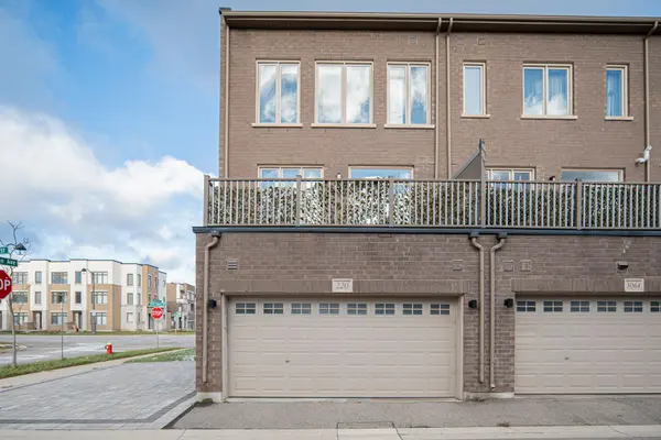 Oakville, ON L6H 7C3,220 Beaveridge AVE