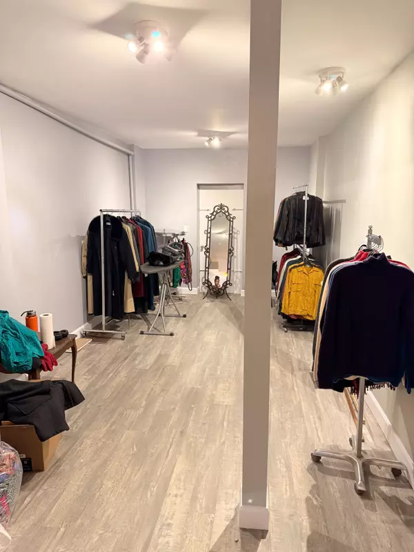 Toronto C01, ON M6J 1V3,820 Dundas ST W