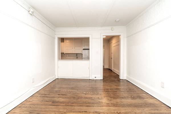 100 Vaughan RD #1, Toronto C03, ON M6C 2M1