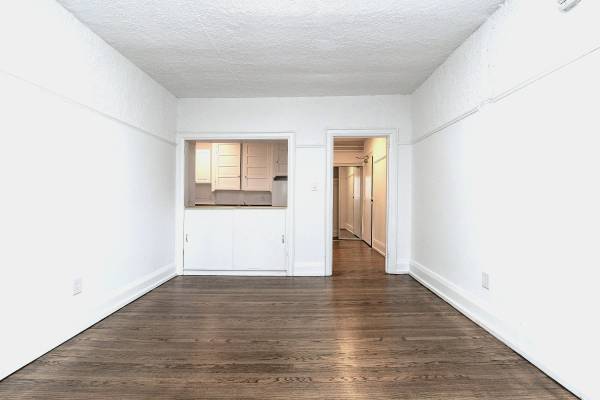 100 Vaughan RD #25, Toronto C03, ON M6C 2M1