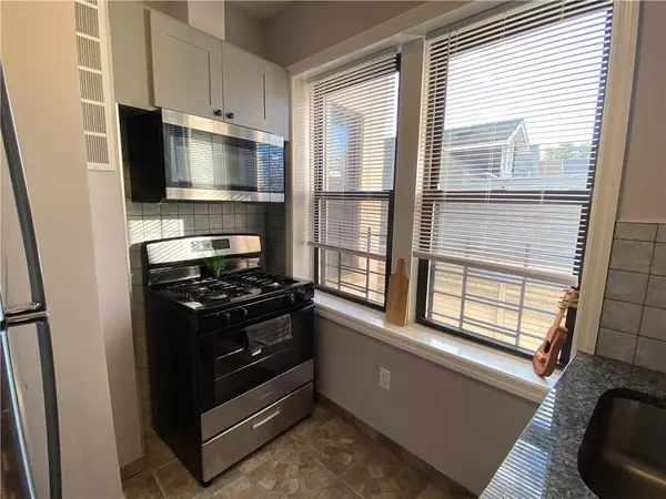 Staten  Island, NY 10301,2 Nicholas ST #3F