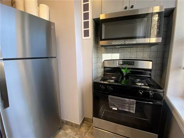 Staten  Island, NY 10301,2 Nicholas ST #3F