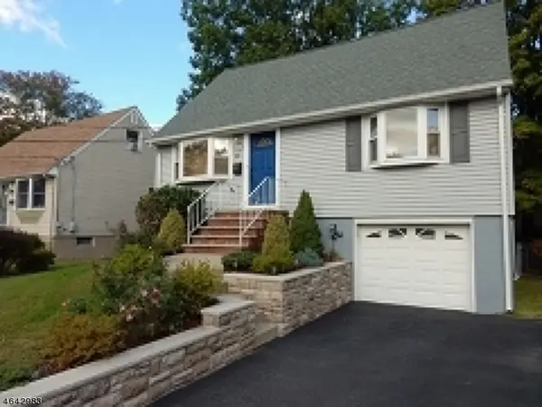 10 Oakwood Ter, Bloomingdale Boro, NJ 07403