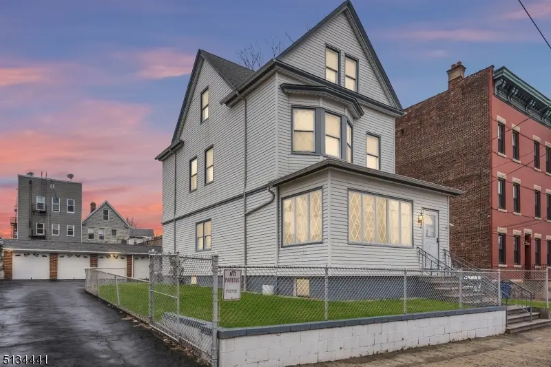 Bayonne City, NJ 07002,41 W 14Th St