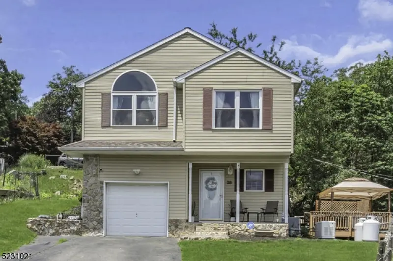 28 Wildwood Shores Dr, Hopatcong Boro, NJ 07843