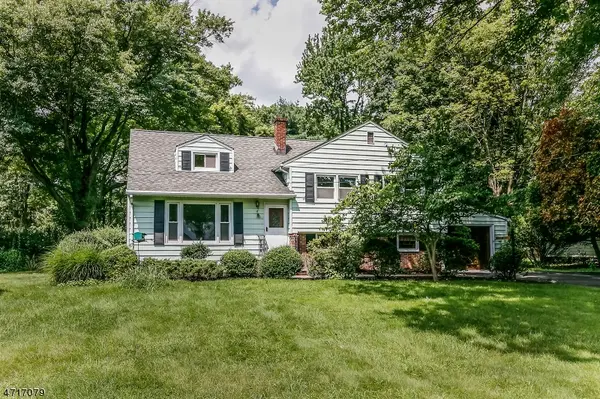 8 Twin Oaks Dr, Edison Twp., NJ 08820