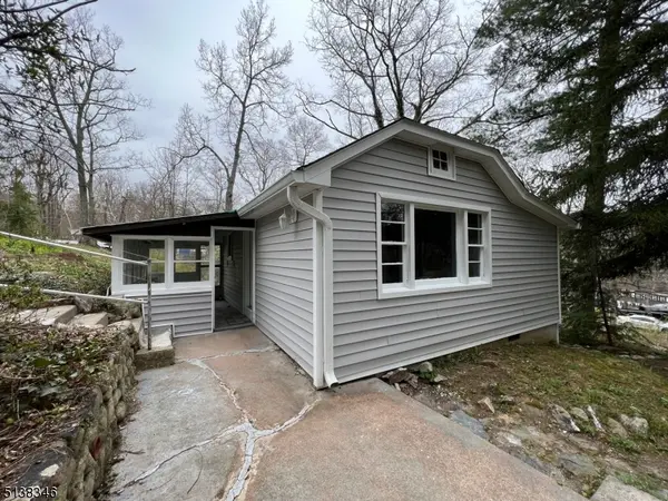 18 Pioneer Trl, Jefferson Twp., NJ 07438