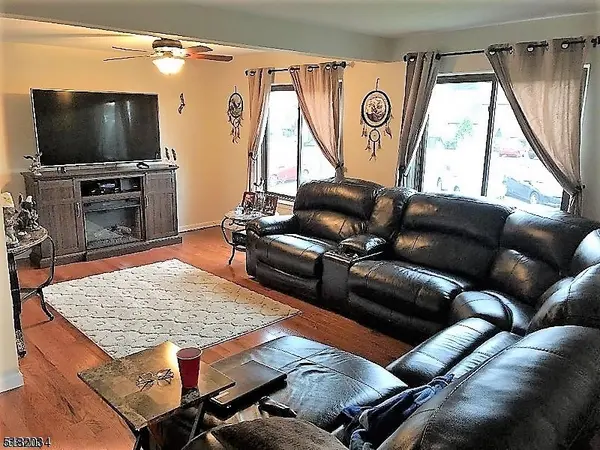 12213 Aspen Ct, Stanhope Boro, NJ 07874