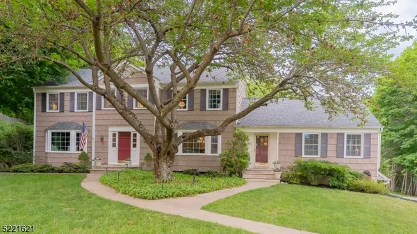 5 Muirfield Ln, Mendham Boro, NJ 07945