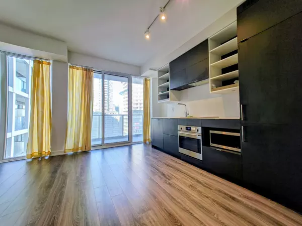 Toronto C01, ON M5G 1C9,20 Edward ST #1821