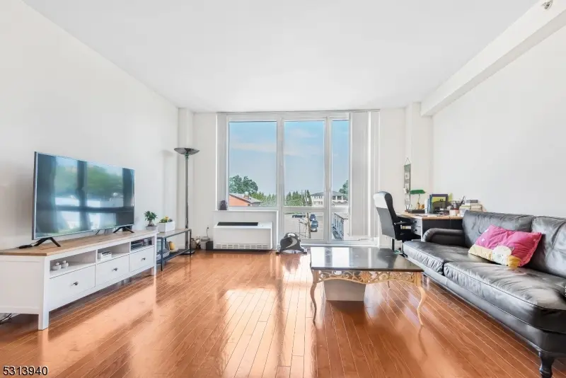 600 12th St #505, Palisades Park Boro, NJ 07650