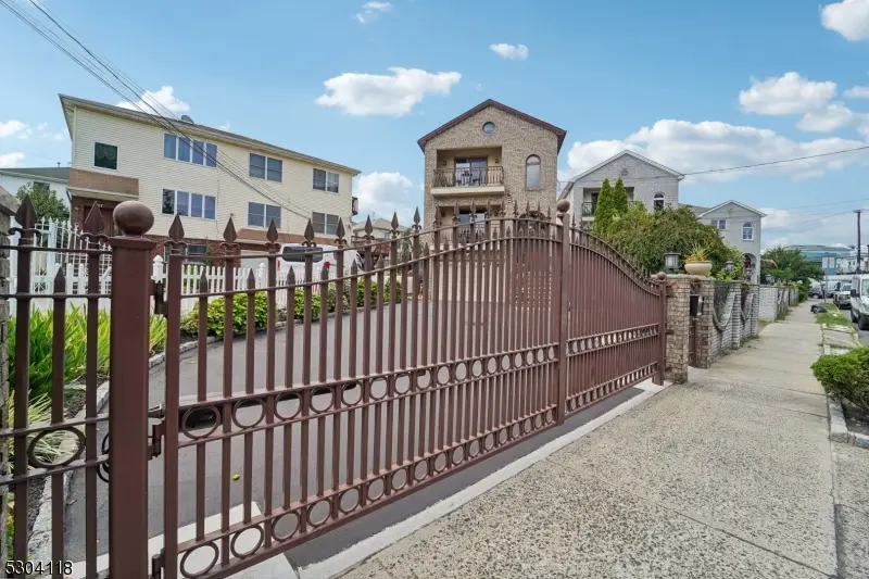 13 Saint Charles St, Newark City, NJ 07105