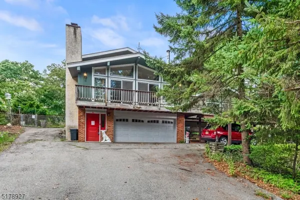 8 Delaware Ave, Hopatcong Boro, NJ 07843