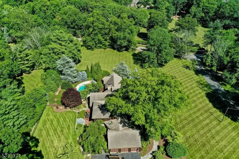 33 Woodfield Ln, Saddle River Boro, NJ 07458