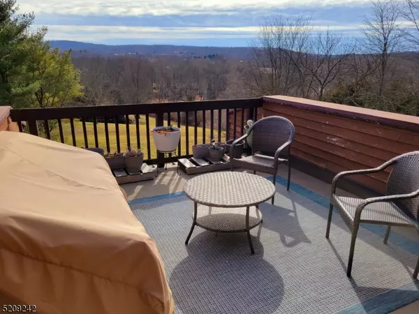 18 Highland Cir, Clinton Twp., NJ 08801