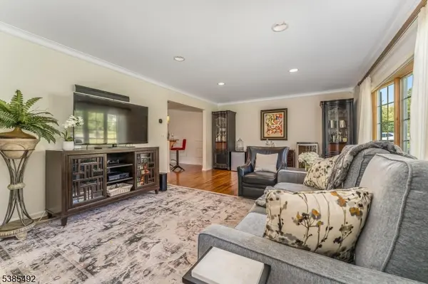 Mendham Twp., NJ 07945,48 W Main St