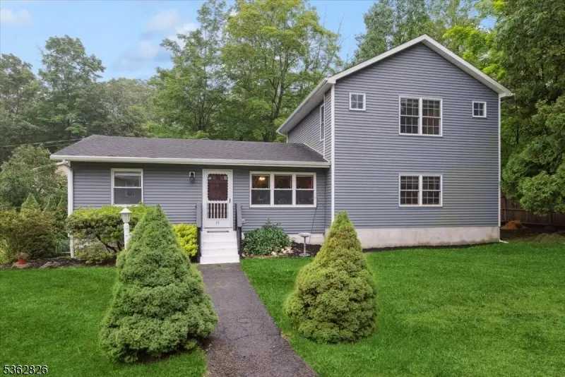 13 Oklahoma Trl, Hopatcong Boro, NJ 07843