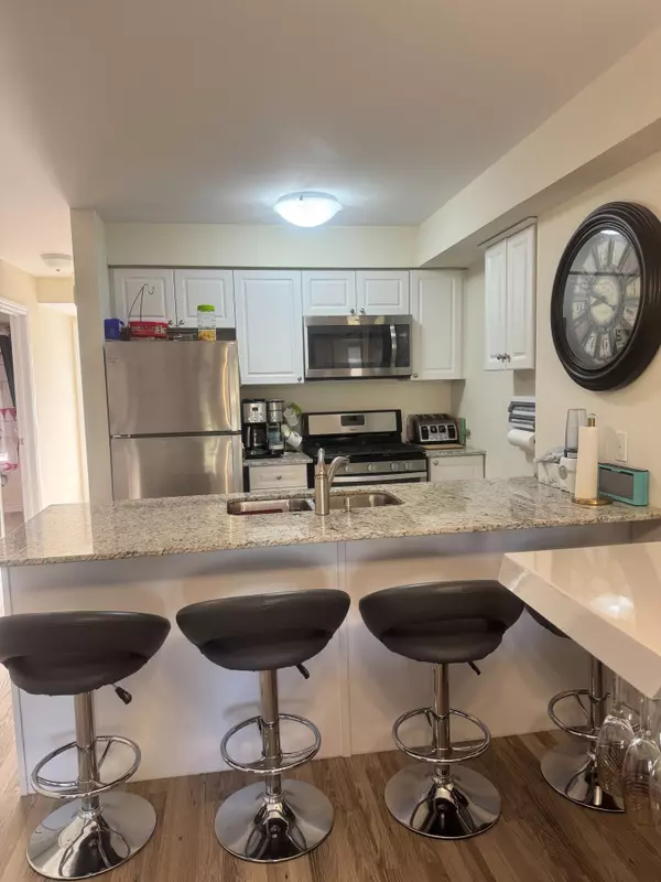 Collingwood, ON L9Y 0Y6,2 Cove CT #206