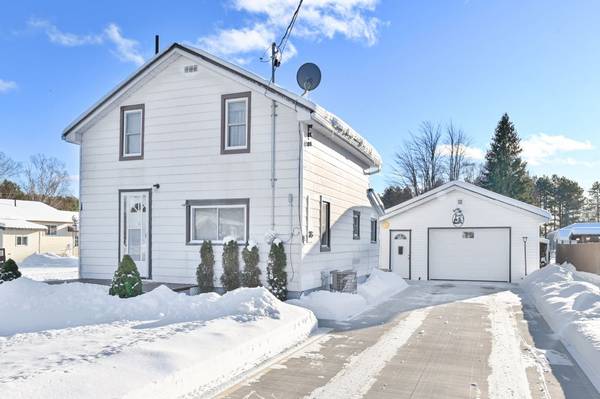 36 Jones ST, Addington Highlands, ON K0H 1P0