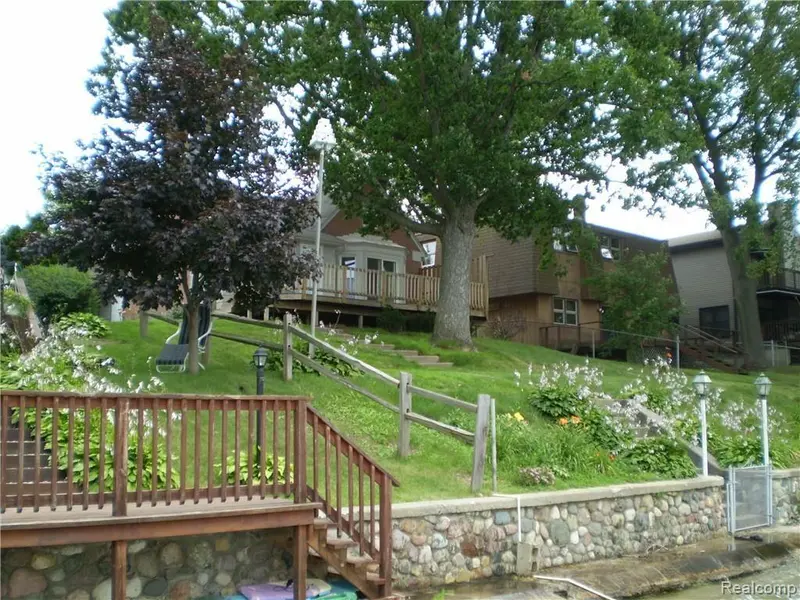 2913 LANSDOWNE RD, Waterford, MI 48329