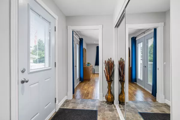 Cyrville - Carson Grove - Pineview, ON K1B 3L1,1396 Maxime ST