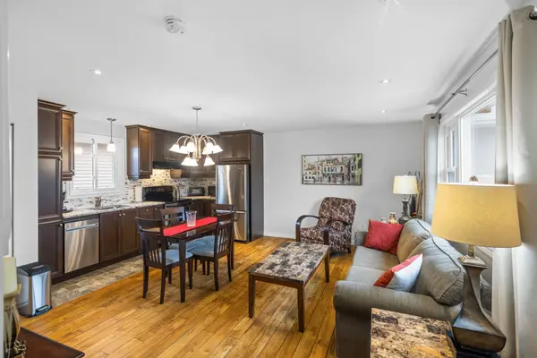 Cyrville - Carson Grove - Pineview, ON K1B 3L1,1396 Maxime ST