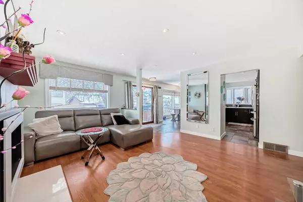 Calgary, AB T2E7R4,19 Mchugh PL NE