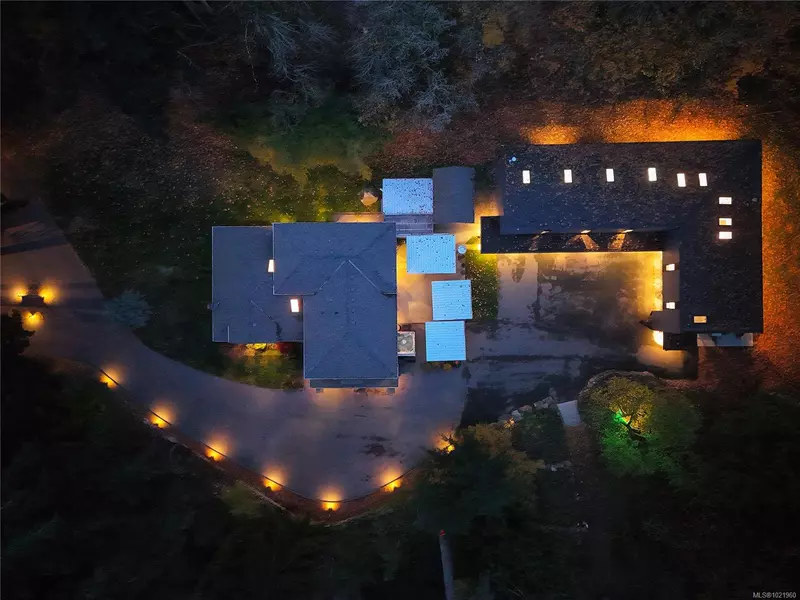 851 Sayward Rd, Saanich, BC V8Y 1R5