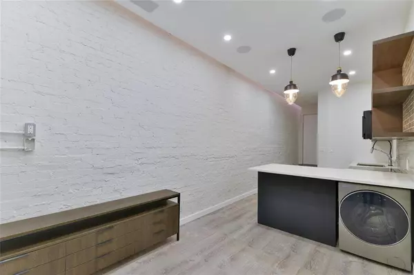 Winnipeg, MB R3E 1W2,722 Maryland ST