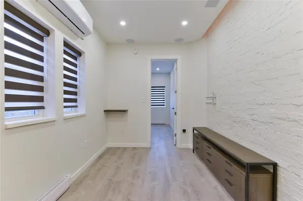 Winnipeg, MB R3E 1W2,722 Maryland ST