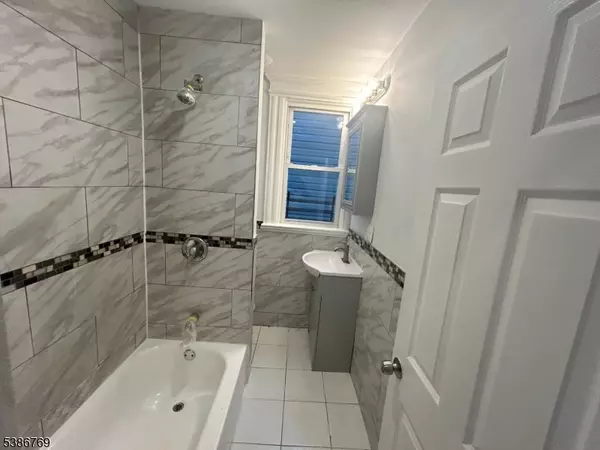 Newark City, NJ 07108,182 Seymour Ave Second FL #2