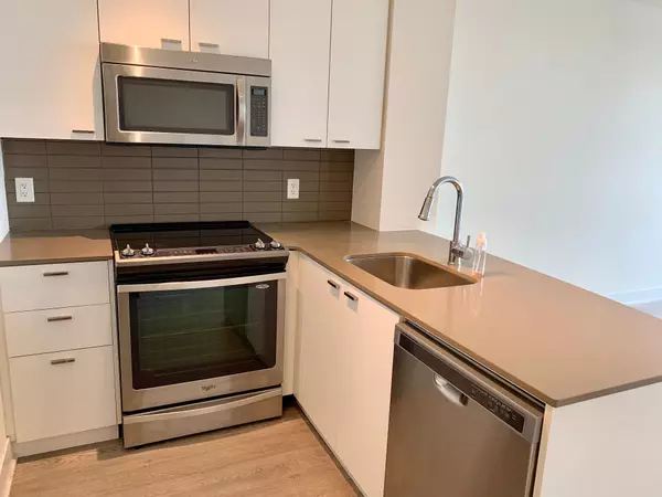 Toronto C10, ON M4P 0B9,30 Roehampton AVE #2304