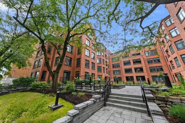 Ottawa Centre, ON K2P 0J1,215 Somerset ST W #402