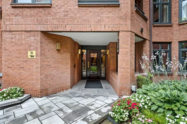 Ottawa Centre, ON K2P 0J1,215 Somerset ST W #402