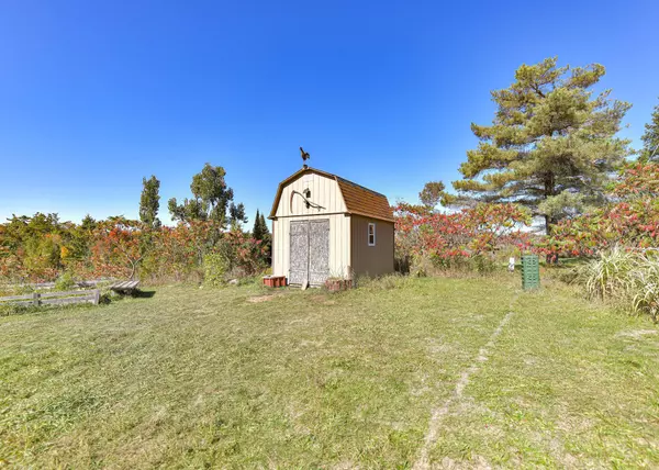 Oro-medonte, ON L3V 0P9,19 Claremont CRES