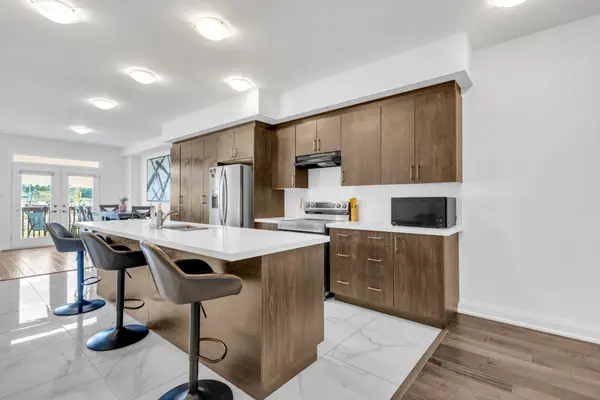 Barrie, ON L9J 0Y1,7 Barnyard TRL