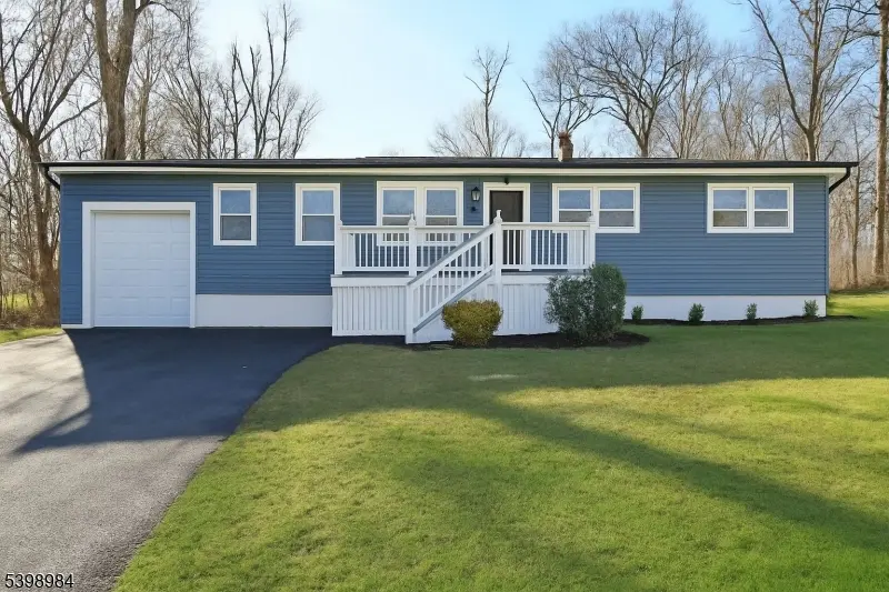 Hopatcong Boro, NJ 07874,36 Ruth St