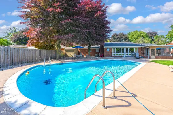 Grosse Pointe Woods, MI 48236,528 Hidden LN