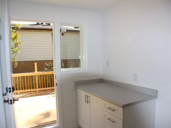 Barrie, ON L4M 5C4,63 Ferris LN #E3