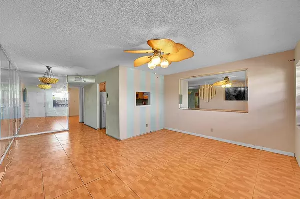 Sunrise, FL 33322,9101 Sunrise Lakes Blvd #206