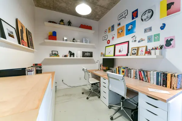 Toronto C01, ON M5V 2L5,23 Brant ST #912