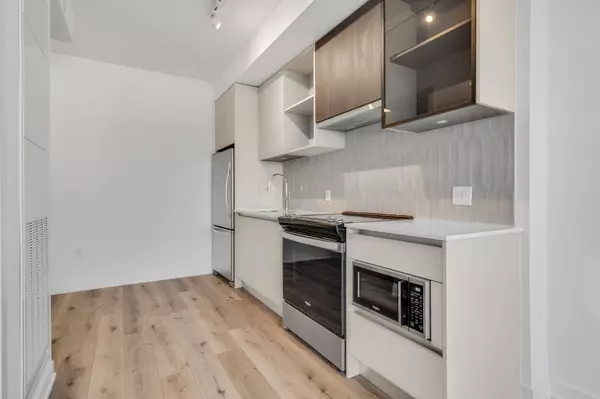 Oakville, ON L6M 5R8,395 Dundas ST W #628