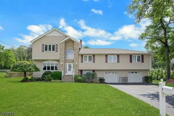 4 Fleetwood Ave (mailbox 2, Fairfield Twp., NJ 07004