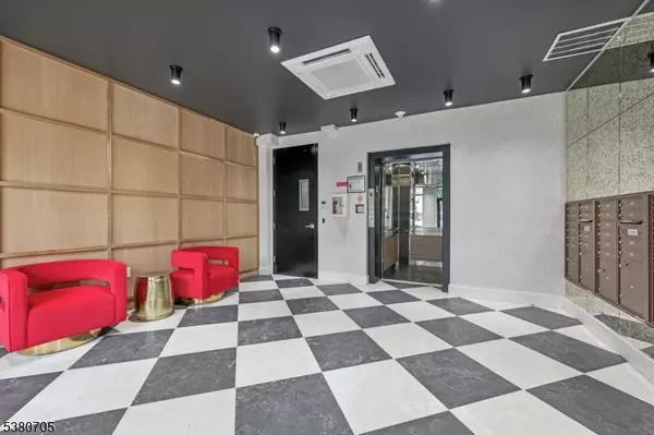 Newark City, NJ 07102,289 Halsey St #200