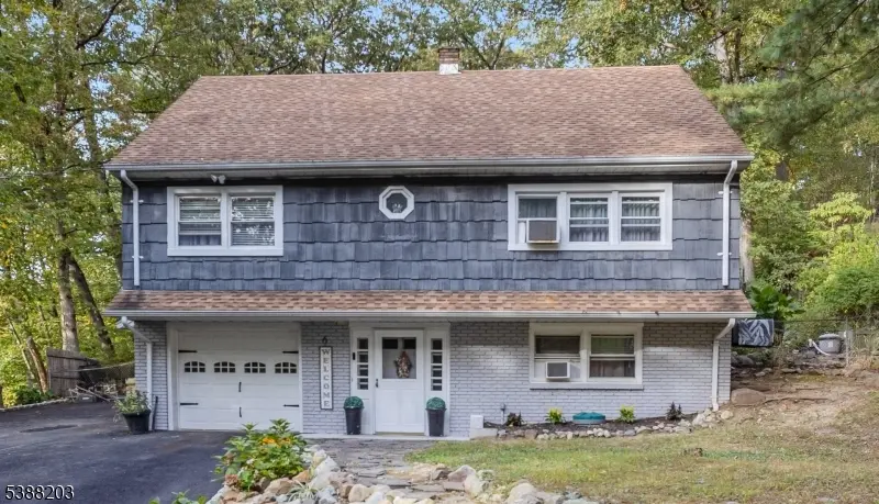 6 Oakwood Dr, Ringwood Boro, NJ 07456