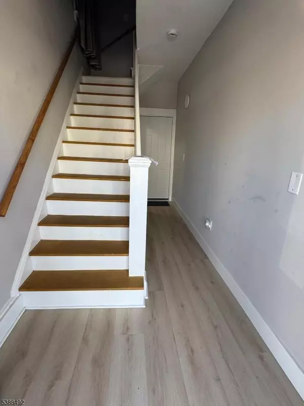 Newark City, NJ 07107,322 N 10Th St