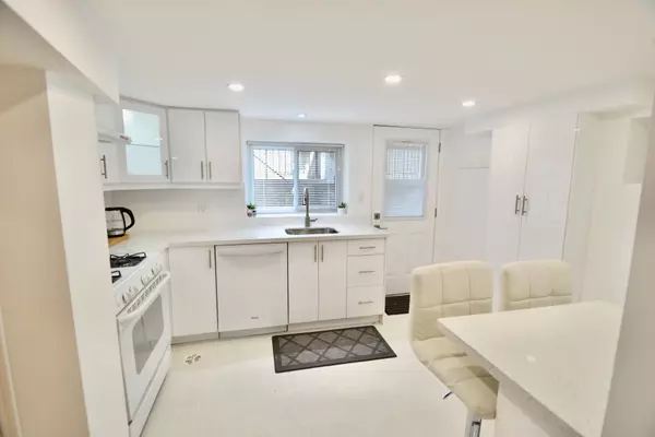 Toronto C02, ON M5R 2S5,180 Madison AVE #Lower