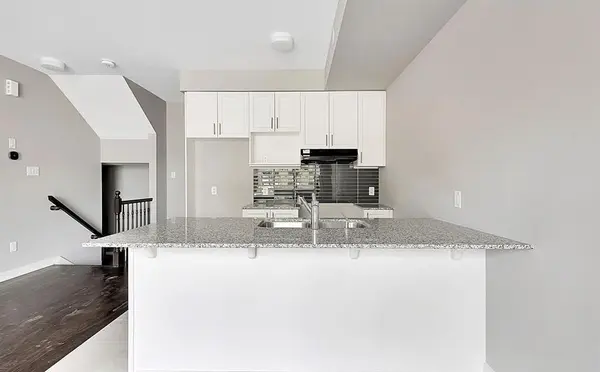 Manor Park - Cardinal Glen And Area, ON K1K 5C5,622 MISHI Private