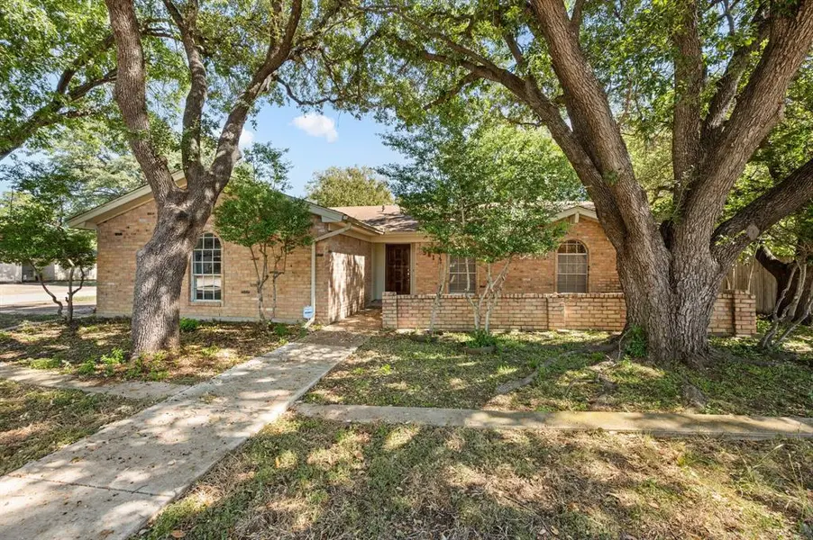 5812 Lance Court, Haltom City, TX 76148