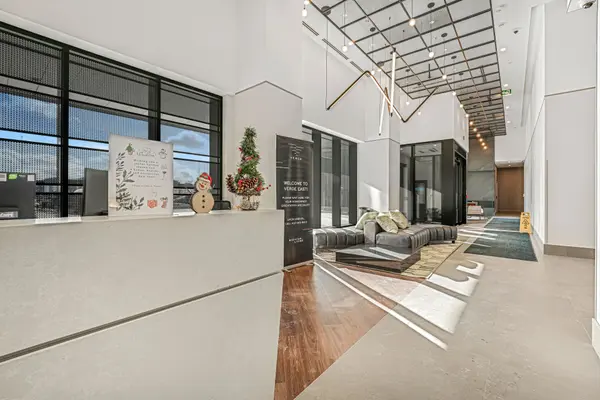 Toronto W08, ON M8Z 6C7,1007 THE QUEENSWAY N/A #805